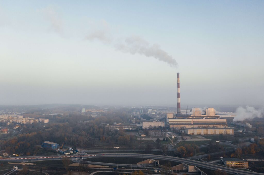 공장 굴뚝에서 이산화탄소가 배출됨